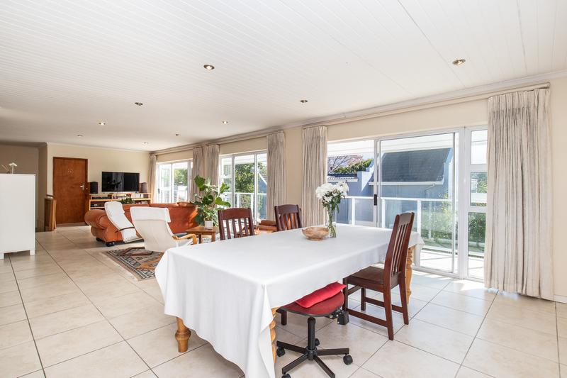 5 Bedroom Property for Sale in Constantia Western Cape